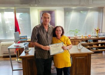 Shpëtoi nga mbytja një grua, Bashkia e Pogradecit nderon qytetaren, përfiton rrogë shtesë