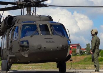 Helikopterët Black Hawk fluturojnë për herë të parë me pilotë shqiptarë