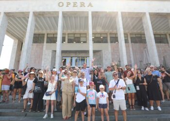 Veliaj me turistët që vizitojnë Tiranën: Çdonjëri prej jush është një ambasador për ne!