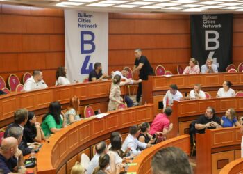 FOTO/ Ja momenti kur Tedi Blushi godet pabesisht pas shpine me grusht Halit Valterin