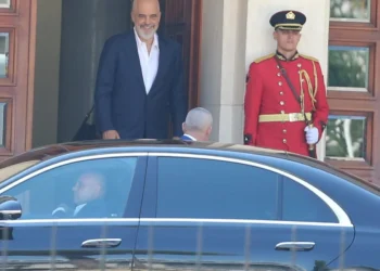 Ndryshimet në qeveri, Kryeministri Rama i dorëzon Presidentit Begajt dekretet