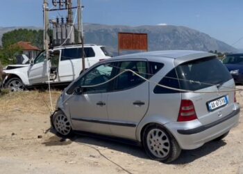 Maliq/Aksidentohen 2 makina, njëri nga mjetet përplaset me shtyllën e energjisë