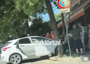 Tiranë/Aksident pranë spitalit të Traumës, makina përfundon në trotuar
