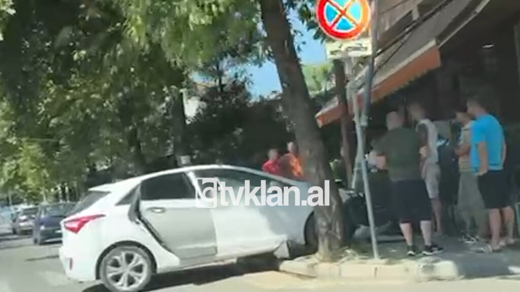 Tiranë/Aksident pranë spitalit të Traumës, makina përfundon në trotuar