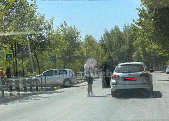 Aksident në Tiranë/ “Audi” hyn me semafor të kuq dhe godet “Golfin”, fati shpëton qytetarin