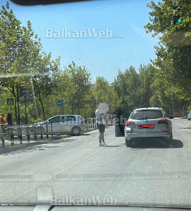 Aksident në Tiranë/ “Audi” hyn me semafor të kuq dhe godet “Golfin”, fati shpëton qytetarin