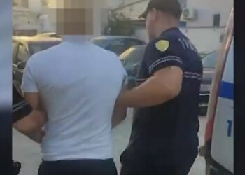 Zbulohen armë dhe drogë në Durrës, arrestohen 15 persona, tre të tjerë shpallen në kërkim