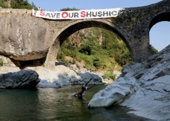 AFP: Ujërat smeralde të lumit Shushicë në rrezik nga projekti që devijon një pjesë të rrjedhës së tij