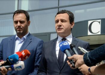 Homazhet për Kadarenë, Kurti dhe Konjufca në ceremoninë e lamtumirës në Tiranë