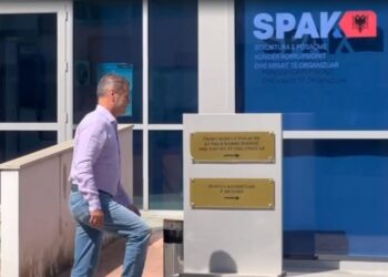 VIDEOLAJM / Pjerin Ndreu paraqitet në SPAK! Momenti kur hyn në ambientet e Prokurorisë së Posaçme
