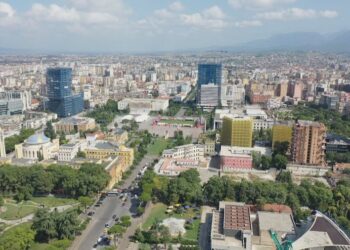 Projektligji s’është marrë ende në shqyrtim, “ngec” shitblerja e pronave në Tiranë, ja arsyeja