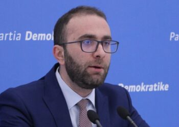 Begaj shpalli zgjedhjet në Himarë më 4 gusht, Bardhi: Shkeli Kushtetutën, vendimi i KQZ s’është ende i ekzekutueshëm