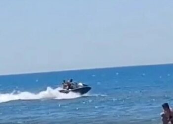 Humbi kontrollin e Jet Ski në Dhërmi, plagoset i riu, dërgohet në spital