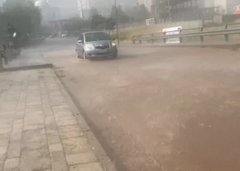 Vijojnë kapriçot e motit, rrebeshe shiu në Bulqizë, përmbyten rrugët