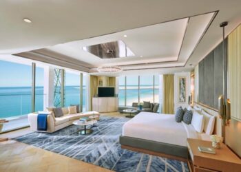 Rastësisht në sheshin e Prishtinës, video e Çun Lajçit dhe Sabri Fejzullahut emocionon ndjekësit