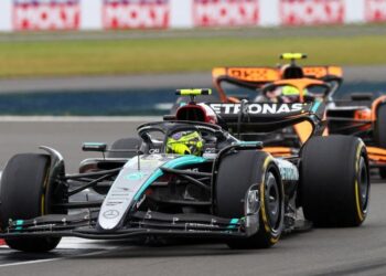 Hamilton “mbretëron” në garën e shtëpisë, rikthehet te fitorja pas 3 vitesh