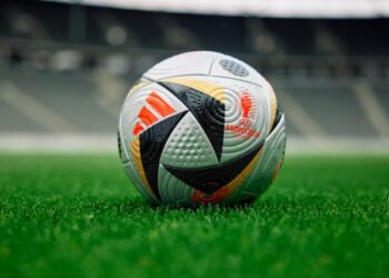 Frymëzuar nga ngjyrat e flamurit gjerman, zbulohet topi i finaleve të Europianit