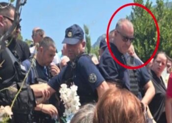 I rrethuar nga policë, Dritan Dajti merr pjesë në ceremoninë mortore të nënës