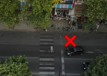 Parakalime të gabuara, mosrespektim i vijave të bardha dhe…/ “Droni Edukues” kap shoferët dhe këmbësorët e papërgjegjshëm