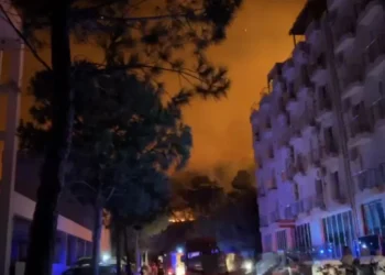 Situatë kritike në Shëngjin! Flakët përhapen pranë hoteleve dhe banesave, evakuohen banorët dhe turistët