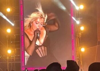 ‘Gjakun e kemi një!’ Bebe Rexha emocionon publikun, flet shqip gjatë koncertit në Kosovë