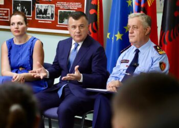 Fushata “Bashkohu me Policinë”, Balla fton maturantët të vijojnë studimet në Akademinë e Sigurisë: Do t’ju çelë një mundësi të re në jetën tuaj