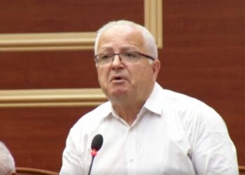 “Po presim Ramën që nga janari”, Spaho këndon në Kuvend: Ku leh qen e ku del tym, e ku bën daullja bym!