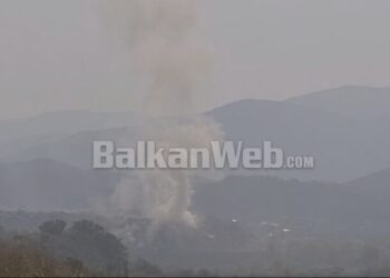 Fusha e mbetjeve të inceneratorit të Elbasanit përfshihet nga flakët