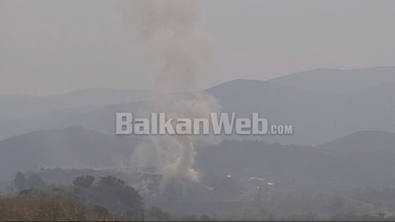 Fusha e mbetjeve të inceneratorit të Elbasanit përfshihet nga flakët