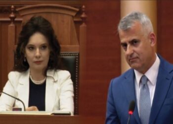 “Do të ketë një kryetar që nuk troket te padronët e fshehur”, Spiropali përplaset me Dulen për Himarën: Mbani jashtë…