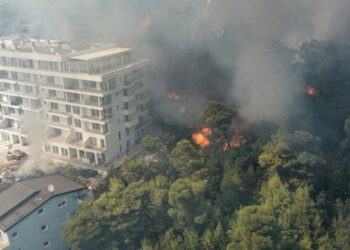 Del jashtë kontrollit zjarri në Shëngjin, helikopteri Cougar dhe dy avionë Canadair në terren