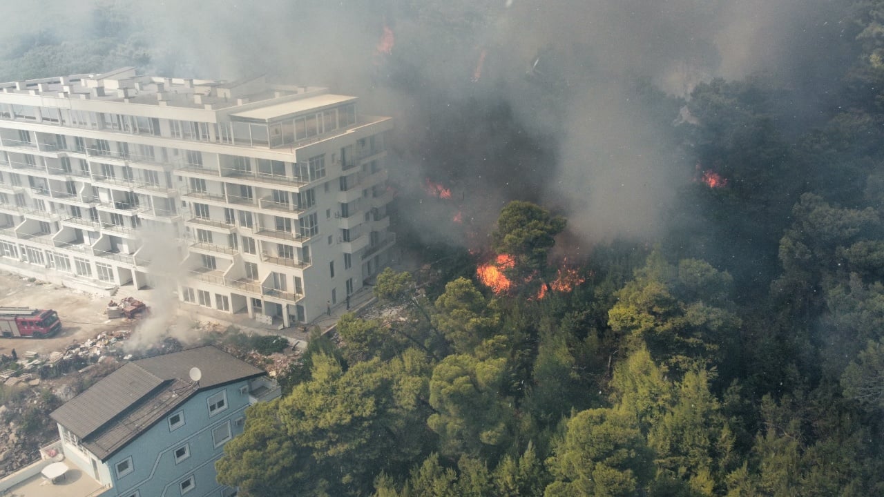 Del jashtë kontrollit zjarri në Shëngjin, helikopteri Cougar dhe dy avionë Canadair në terren