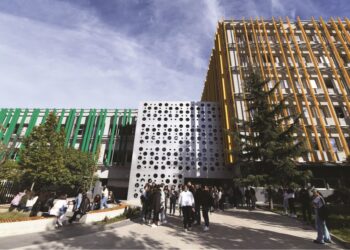 Dyshohet se goditi me grusht vartësen, arrestohet Shefi i Departamentit të Ekonomikut në Tiranë