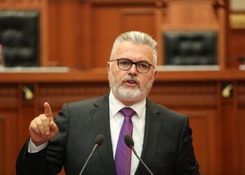 “Zbatuan urdhrin e atij në ballkon”, Gogu për opozitën: Njësiti guerril bëri atentat sot në Kuvend!