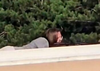 Video e re, qytetarët e panë 20-vjeçarin të pozicionohej për të qëlluar Trump. Oficeri u ngjit në çati, por…