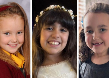 FOTOLAJM/ Qytetarët anglezë mbushin rrugën me lule, nderojnë tre vogëlushet që humbën jetën pas sulmit në Southport