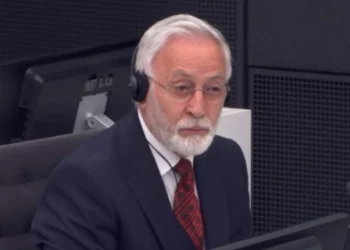 Iu hoq kravata kuqezi në Hagë, reagon vajza e Jakup Krasniqit: Nga gjoksi mund t’ia zhvishni shqiponjën, por kurrë nga zemra