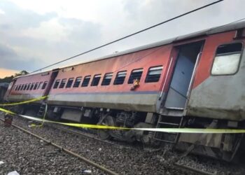 Momente paniku, treni del nga shinat, mbi 100 të plagosur