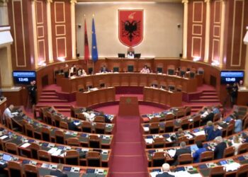 Seancë e jashtëzakonshme në Kuvend për votimin e ndryshimeve në qeveri, Bardhi: Presidenti ka dekretuar me urgjencë ministrat pa asnjë verifikim