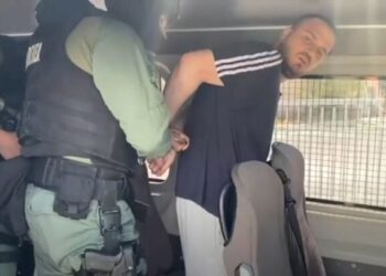 VIDEO/ “Hiqe kameran ooo!”, i dënuar me burgim të përjetshëm, momenti kur Laert Haxhiu mbërrin në Shqipëri