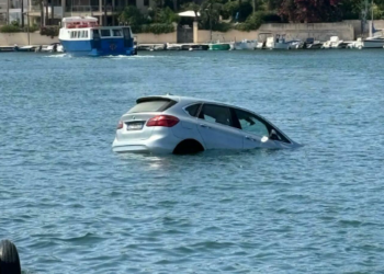 Makina përfundon në det, qytetarët në panik, por për një arsye të habitshme…