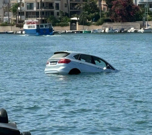 Makina përfundon në det, qytetarët në panik, por për një arsye të habitshme…