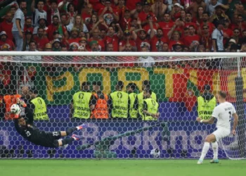 Penalltitë çojnë në çerekfinale Portugalinë, Sllovakia e pafat