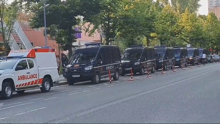 FOTOLAJM/ Çfarë po ndodh në protestën para Kryeministrisë