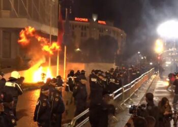 Flet Saliu, plas molotovi! Nisin aktet e dhunës në protestë, kreu i PD ‘eksiton’ militantët që në fjalinë e parë