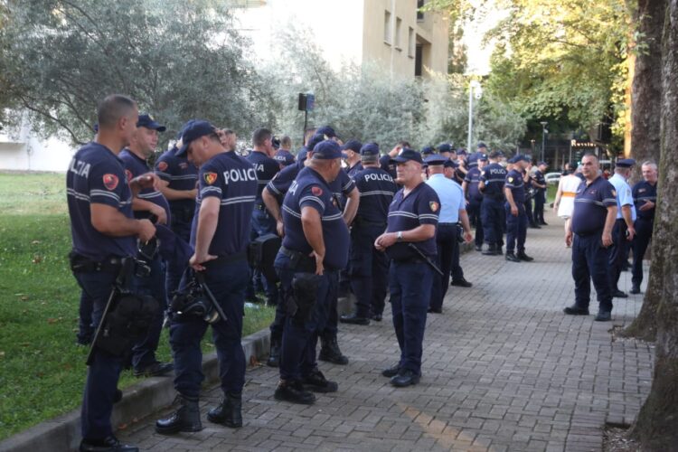 FOTOLAJM/ Çfarë po ndodh në protestën para Kryeministrisë