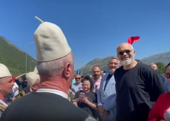VIDEO / “Rritet bar e trëndelinë…”, Ramën e presin me këngë labe në ceremoninë për Tunelin e Llogarasë