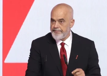 “Shkojnë në bazë vetëm për foto”, Rama kërkon ndjesë për disa deputetë: Qëkur ikën si ministra, duket sikur flasin nga hëna