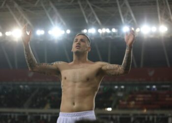 Rey Manaj zbarkon në Turqi\ Tifozët e Sivasspor e presin me ovacione në aeroport (VIDEO)