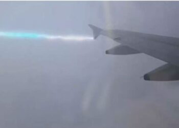 E frikshme, rrufeja godet avionin në fluturim, pasagjerët në panik